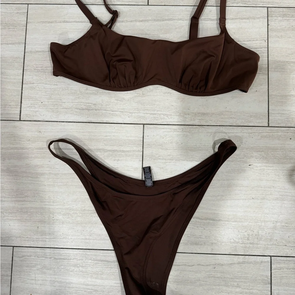 SKIMS Bikini Set bra size 4x and bikini is size 3